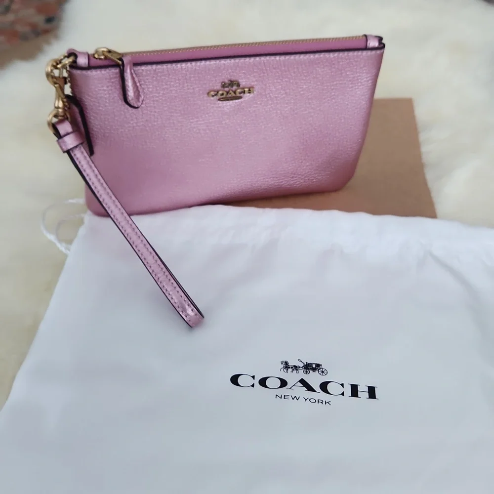 Beautiful NWOT Coach Metallic Pink  Leather Wristlet/Wallet & Dust Cover 🩷✨️💖 - Picture 13 of 15